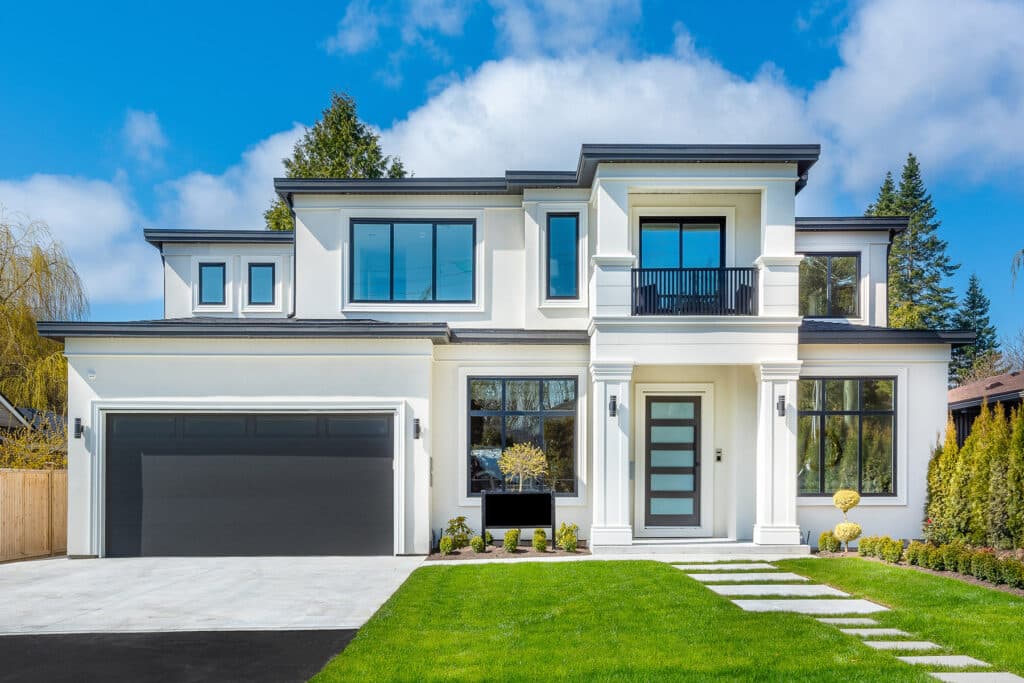 House with flat roof in Grands Rapids